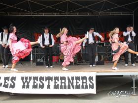 Francie 2010 - vystoupení s francouzskou old time bluegrass kapelou "Les Westerners". Tady tančíme clogging Hopíky. Pavel Soukup potom živě s kapelou Banjo Duel...  » Click to zoom ->