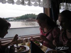 Večeře ještě v kostýmech na lodi s výhledem na Vltavu...2006  » Click to zoom ->