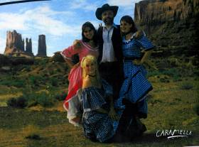 Caramellí skupinka v Monument Valley  » Click to zoom ->