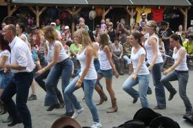 Line dance  » Click to zoom ->